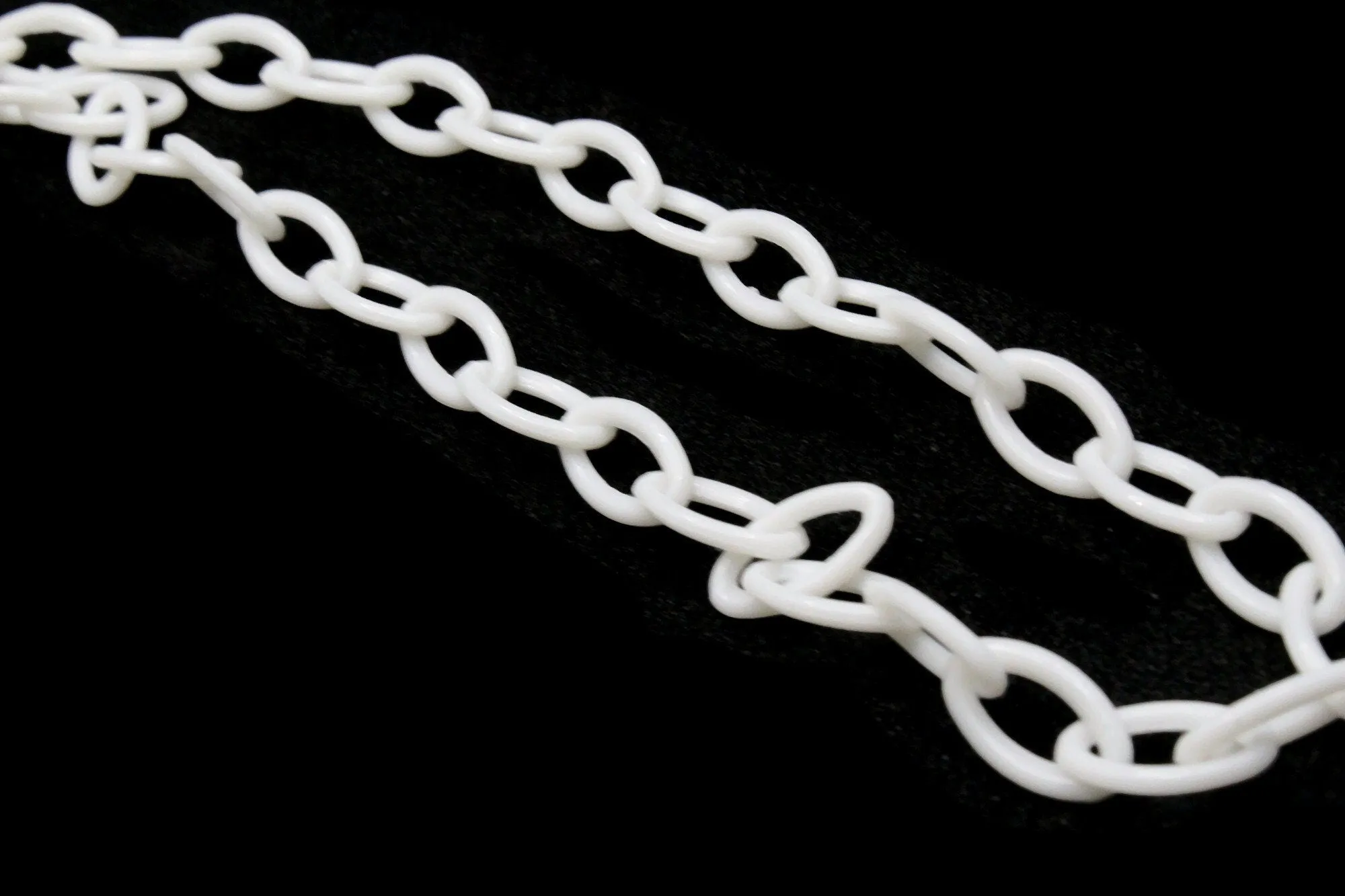 15.75 Inch White Plastic Oval Chain - 40cm chain - 13x8mm links