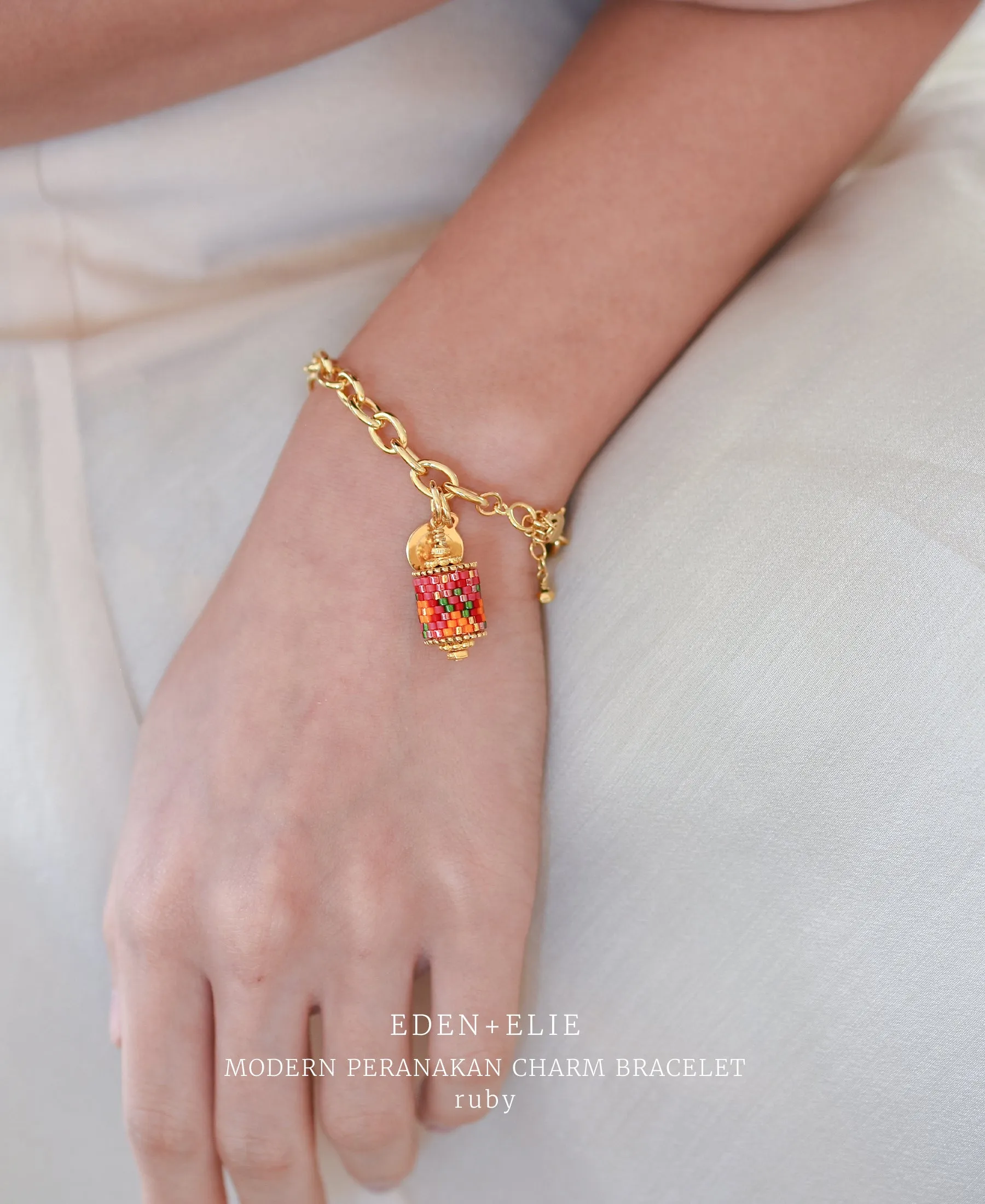 EDEN   ELIE Modern Peranakan gold charm bracelet - vermilion
