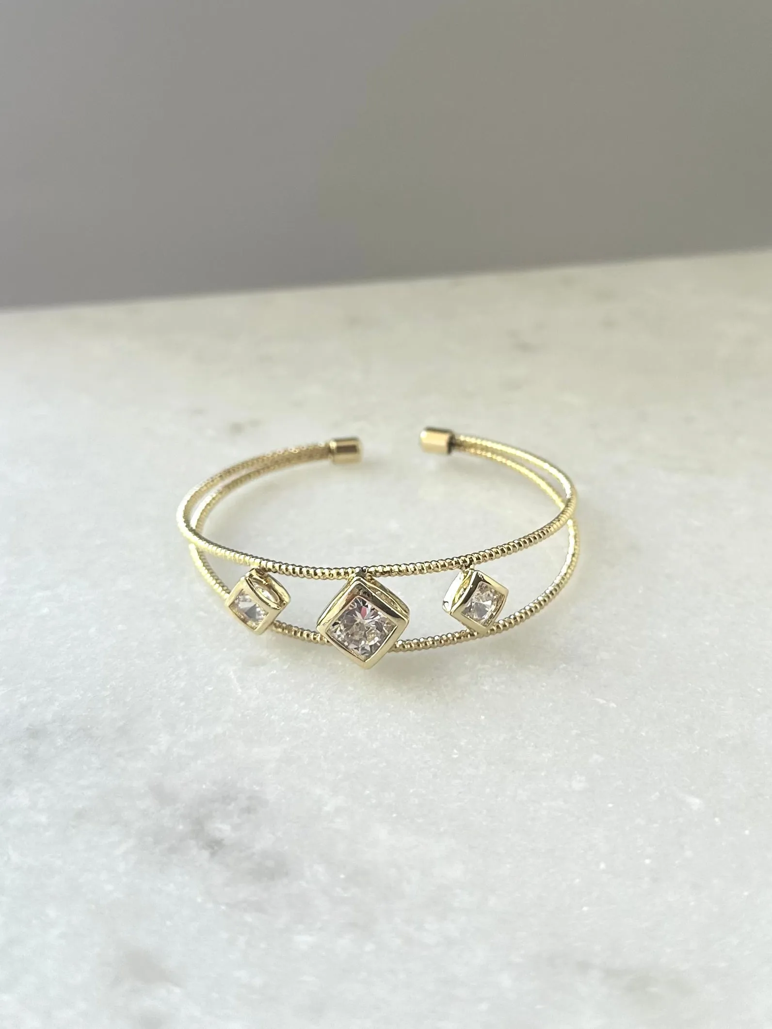 Sure! Here’s an optimized title for your e-commerce product:

Elegant Gold Halston Cuff Bracelet - Stylish and Versatile Fashion Accessory

Feel free to modify further based on your target audience or specific features you want to highlight!