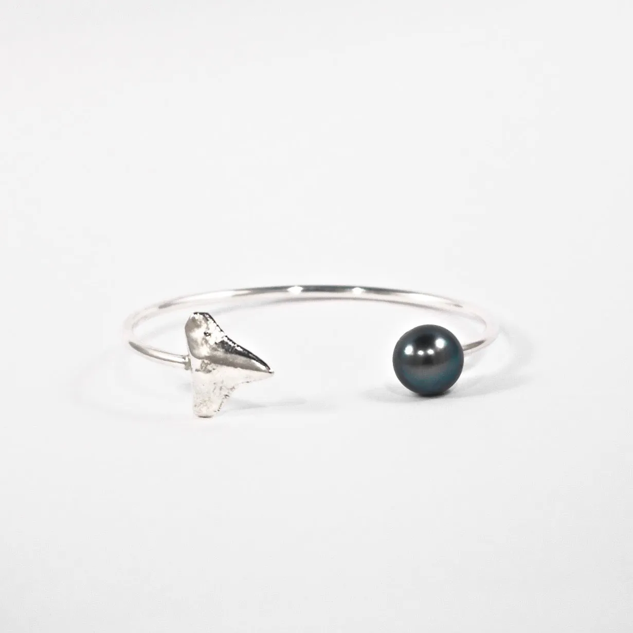 Manō Momi Cuff