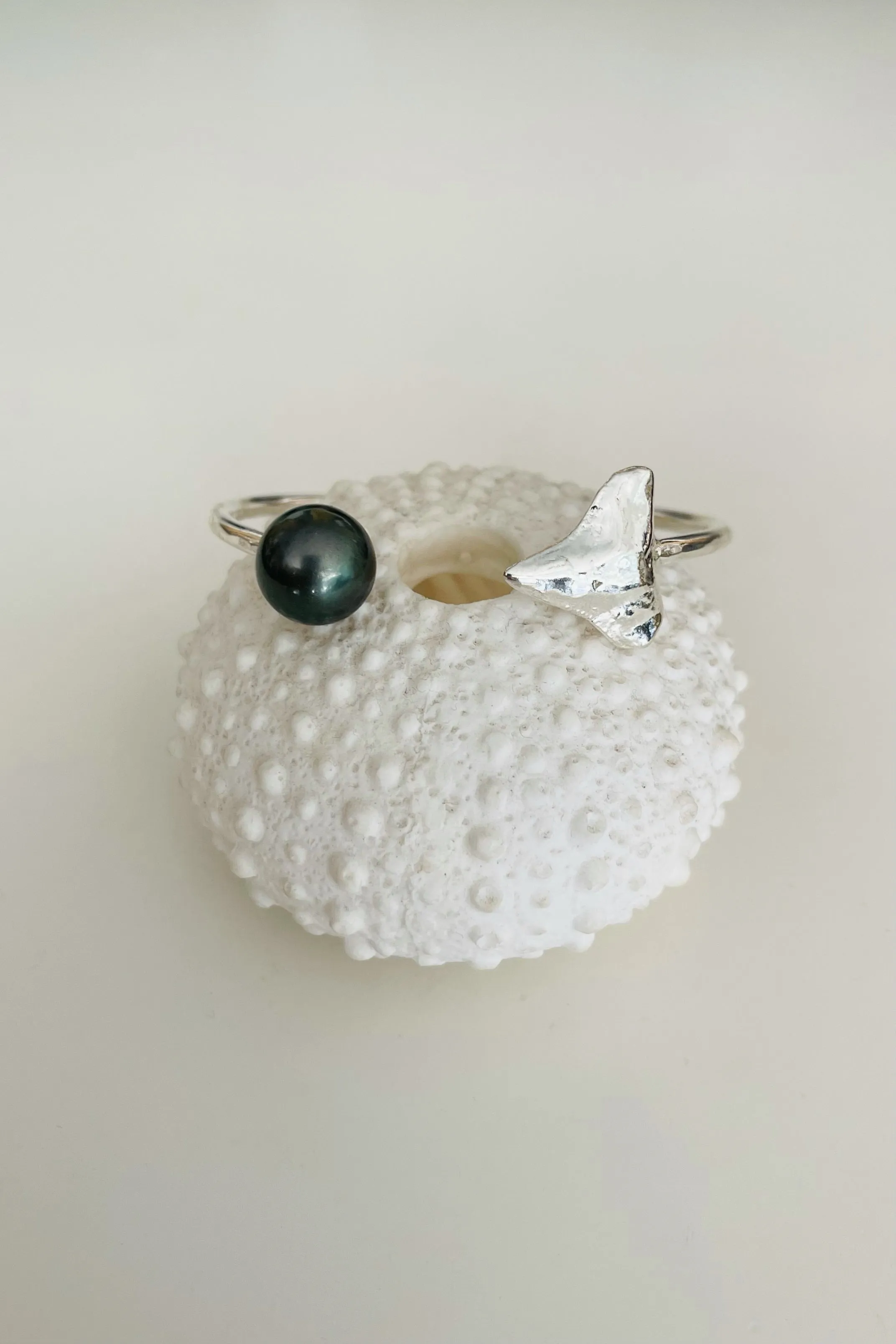 Manō Momi Cuff