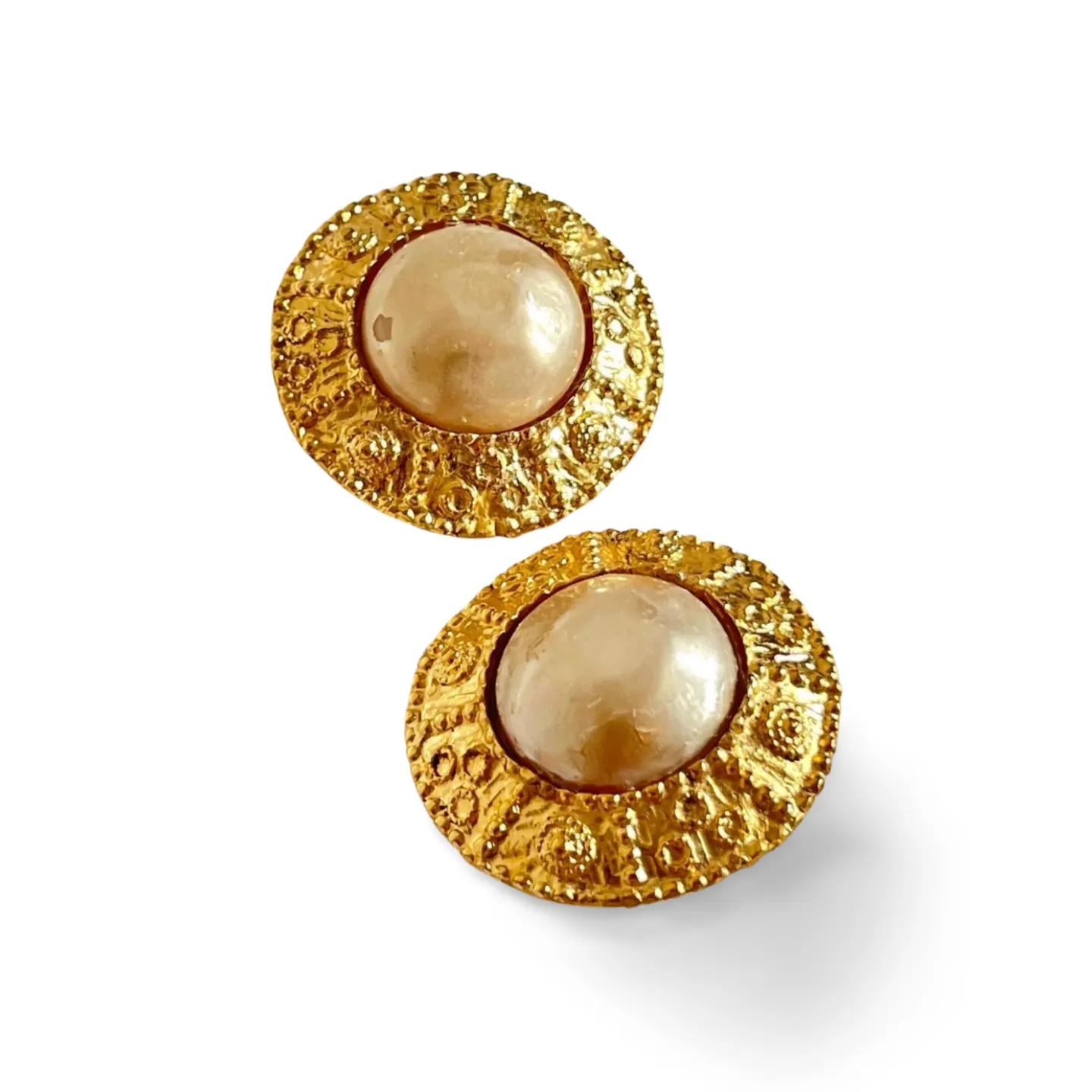Vintage CHANEL round earrings with elaborated golden frames, faux pearl earrings. Rare Chanel vintage jewelry. 060728br9