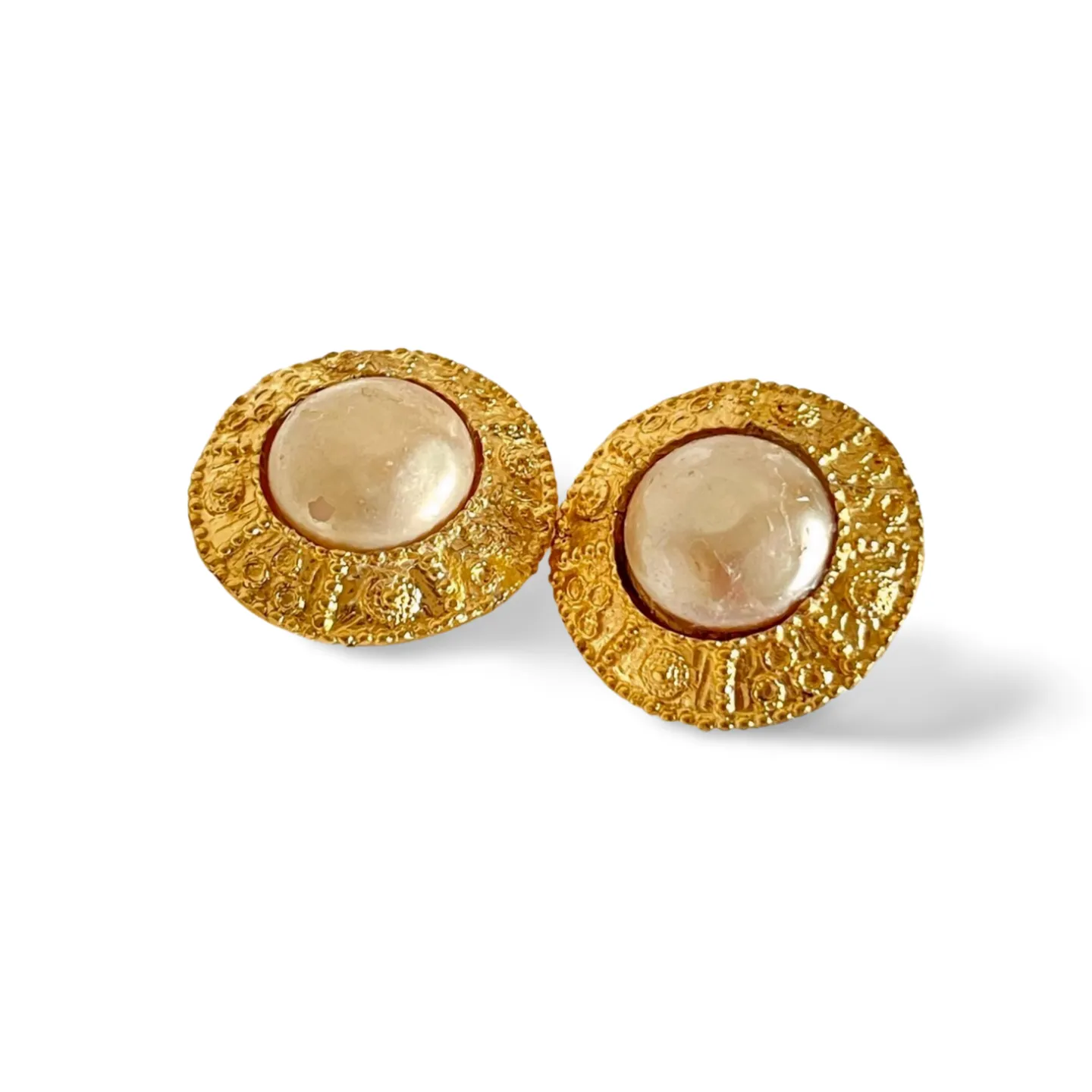 Vintage CHANEL round earrings with elaborated golden frames, faux pearl earrings. Rare Chanel vintage jewelry. 060728br9