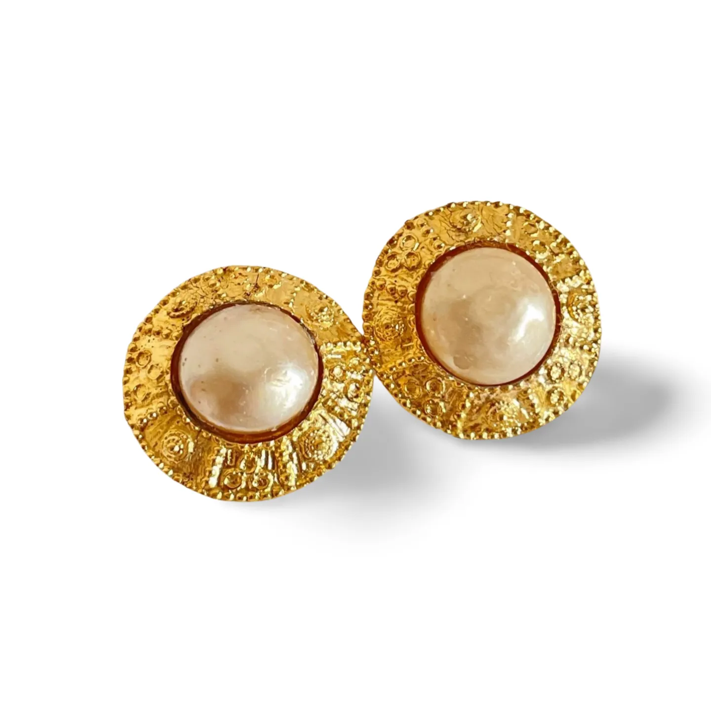 Vintage CHANEL round earrings with elaborated golden frames, faux pearl earrings. Rare Chanel vintage jewelry. 060728br9