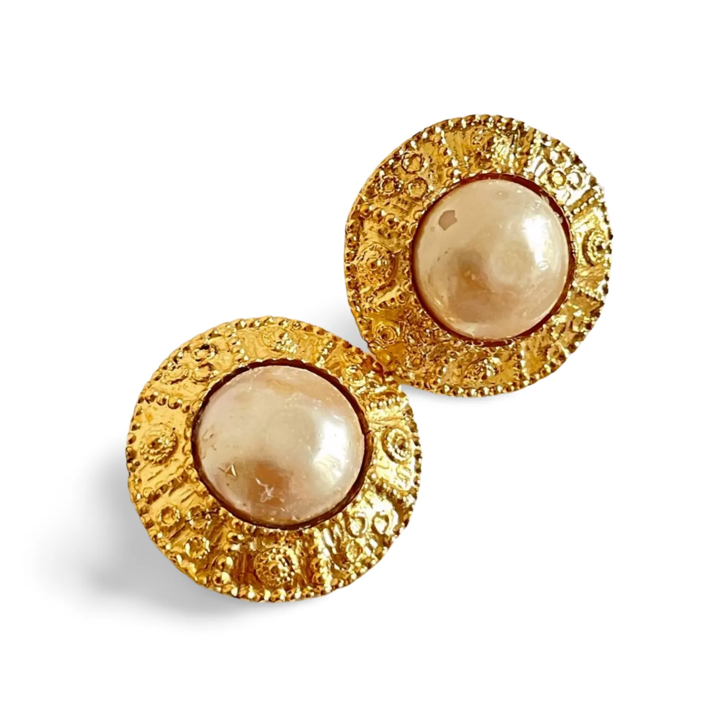Vintage CHANEL round earrings with elaborated golden frames, faux pearl earrings. Rare Chanel vintage jewelry. 060728br9